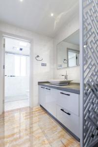 中国陶瓷一线品牌卡诺尔瓷砖专家剖析厨房墙砖贴防油污贴效果